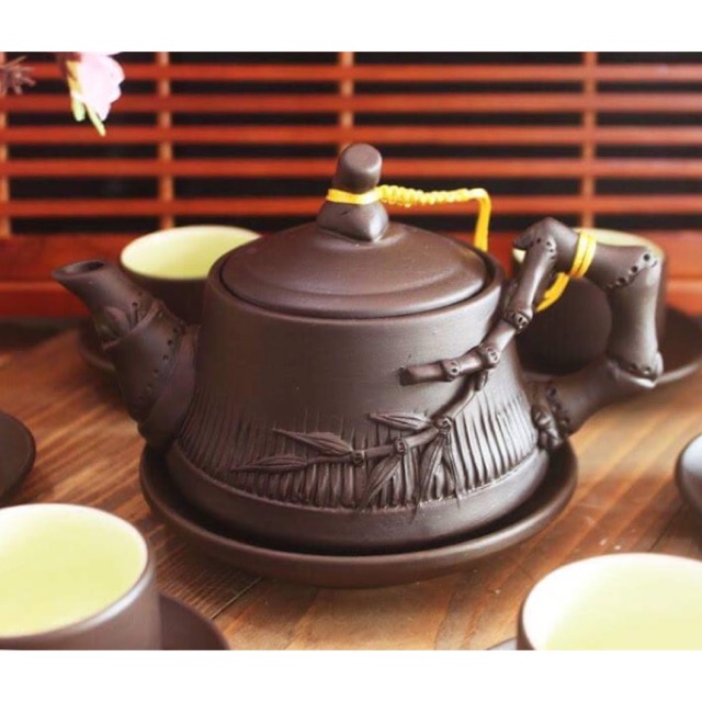 Thưởng trà truyền thống bằng ấm chén Bát Tràng của người Việt